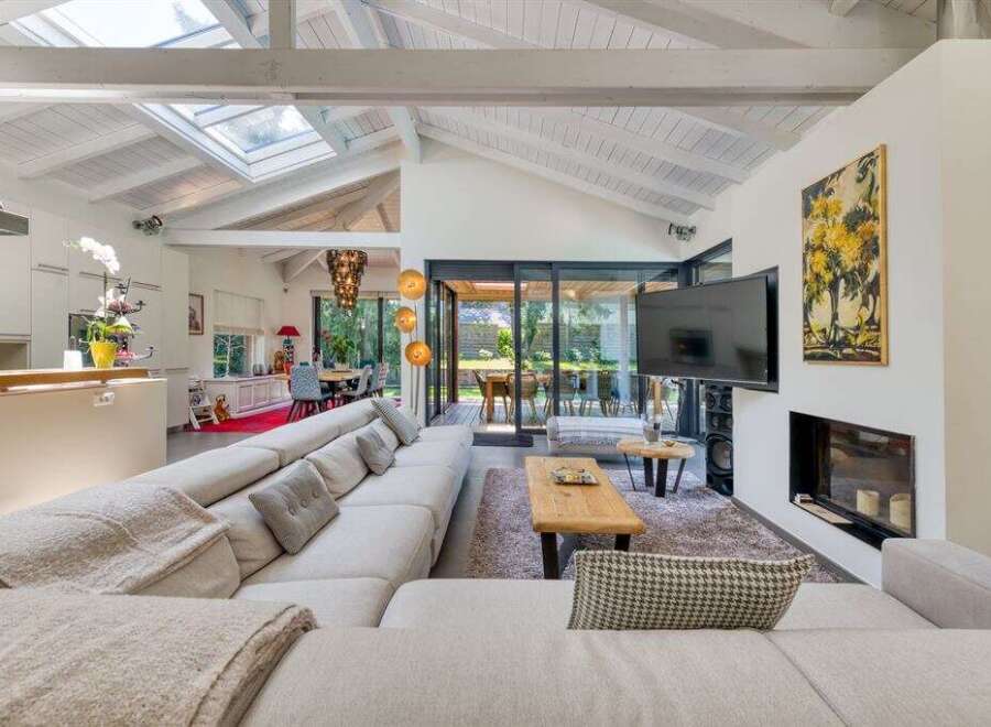 Experience luxury living in this stunning property, featuring a spacious open-plan design with high ceilings and abundant natural light.