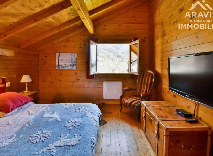 Discover the charm of this cozy wooden cabin, perfect for a mountain getaway.