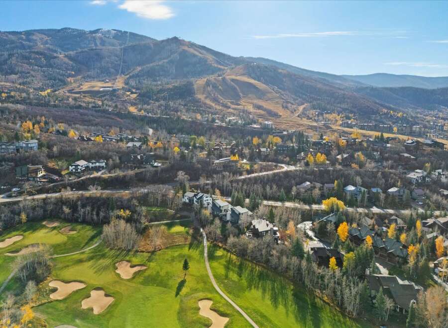 Discover luxury living in this stunning property nestled in a picturesque mountain setting.