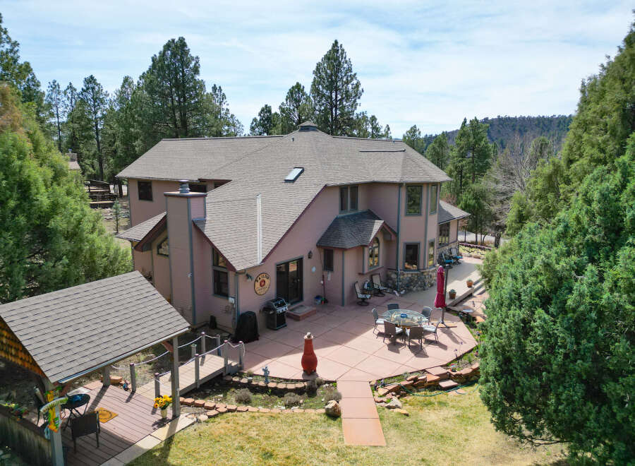 Discover your dream home in this stunning property! This spacious residence boasts a beautiful patio, perfect for outdoor entertaining.
