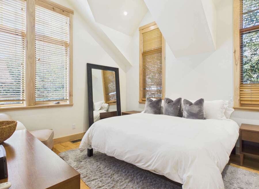 This stunning bedroom boasts a modern design with a touch of elegance.