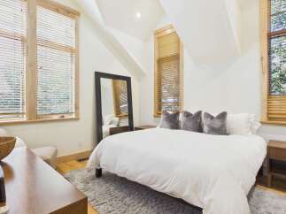 This stunning bedroom boasts a modern design with a touch of elegance.