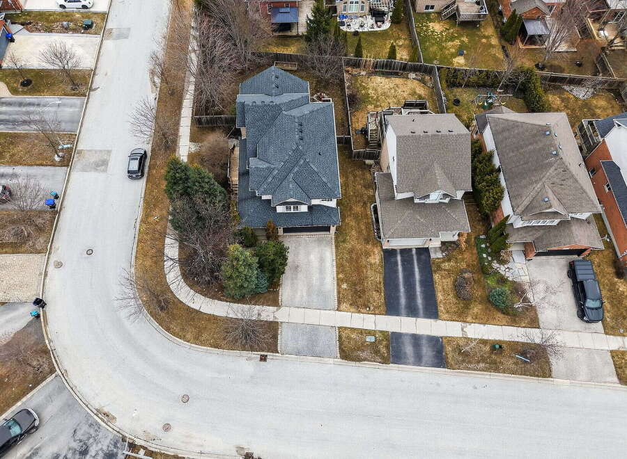 Discover this stunning property featuring a modern design and ample space for comfortable living.