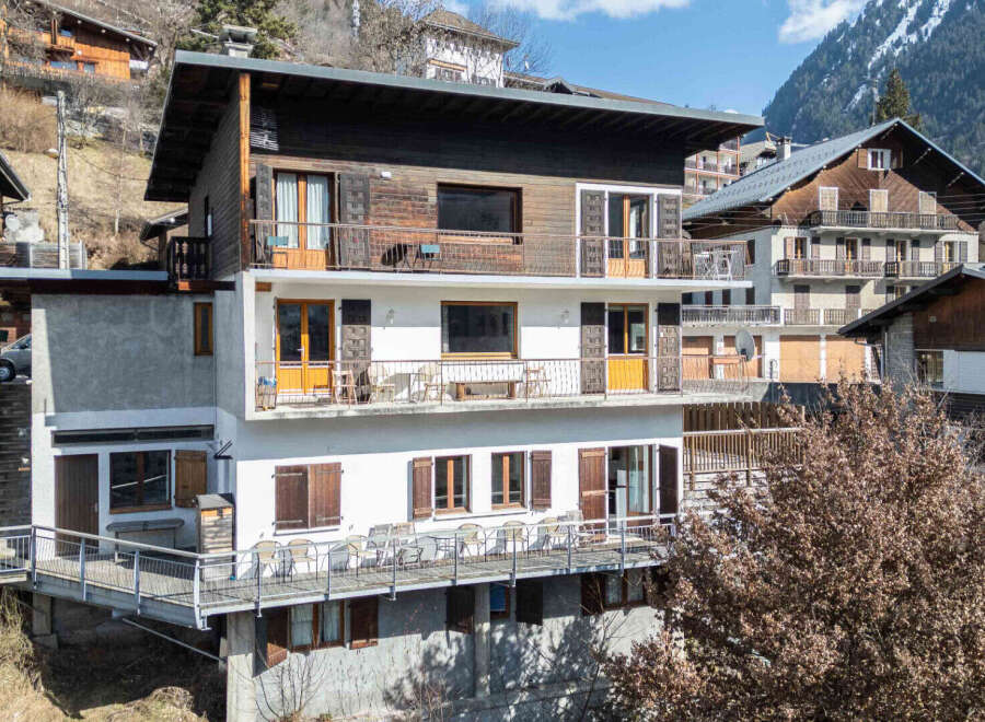 Discover a stunning property nestled in a picturesque mountain setting.