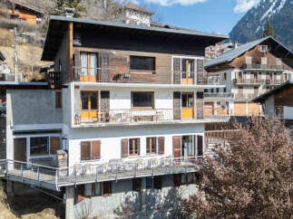 Discover a stunning property nestled in a picturesque mountain setting.