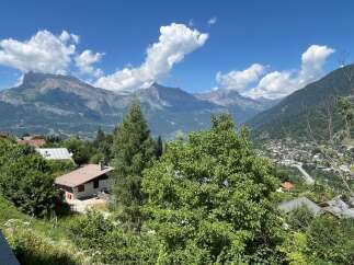 Discover breathtaking views from this charming property nestled in the mountains.
