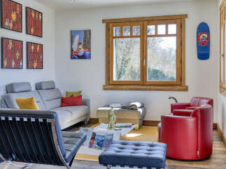 This stylish living room features a comfortable gray sofa, perfect for relaxing.