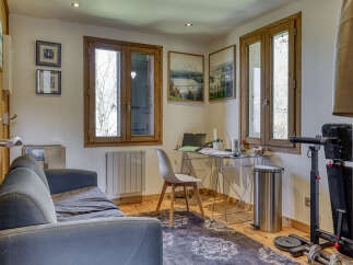 This charming property boasts a versatile space, perfect for both work and relaxation.