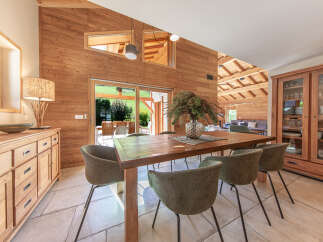 This stunning dining room showcases a beautiful wooden table and stylish chairs, perfect for hosting gatherings.