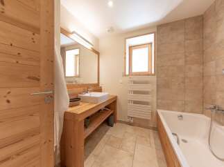 This stunning bathroom features a modern design with natural wood elements, creating a warm and inviting atmosphere.