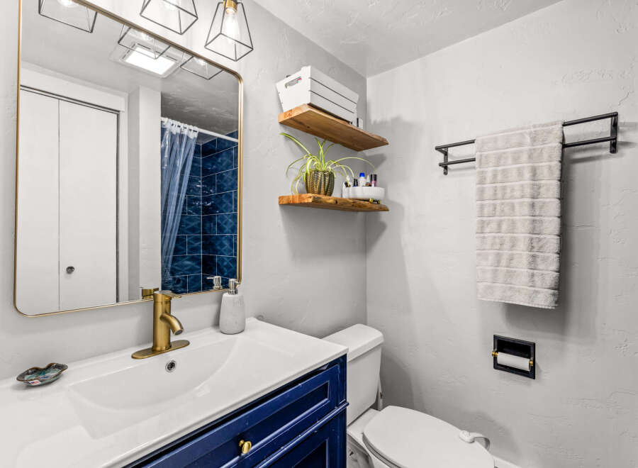 This stunning bathroom boasts a modern design with a touch of elegance.