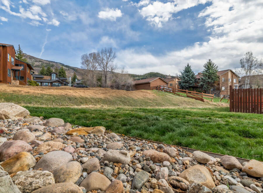 Discover the charm of this stunning property, nestled in a picturesque setting.