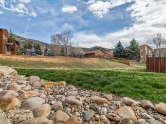 Discover the charm of this stunning property, nestled in a picturesque setting.