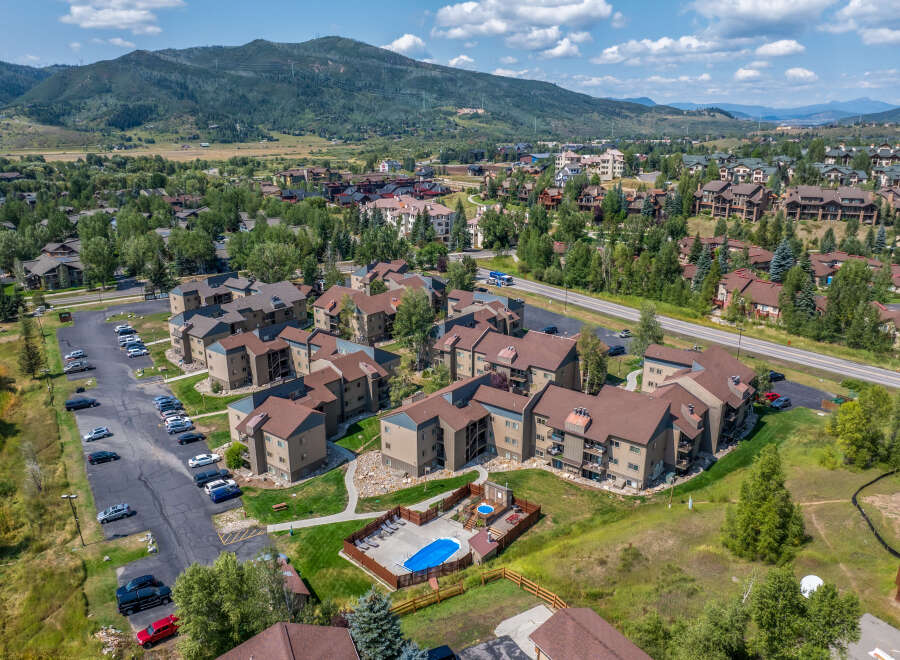 Discover a stunning property nestled in a picturesque mountain setting.