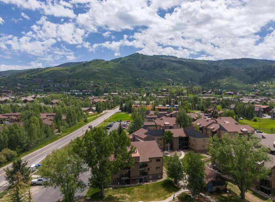 Discover a stunning property nestled in a picturesque mountain setting.