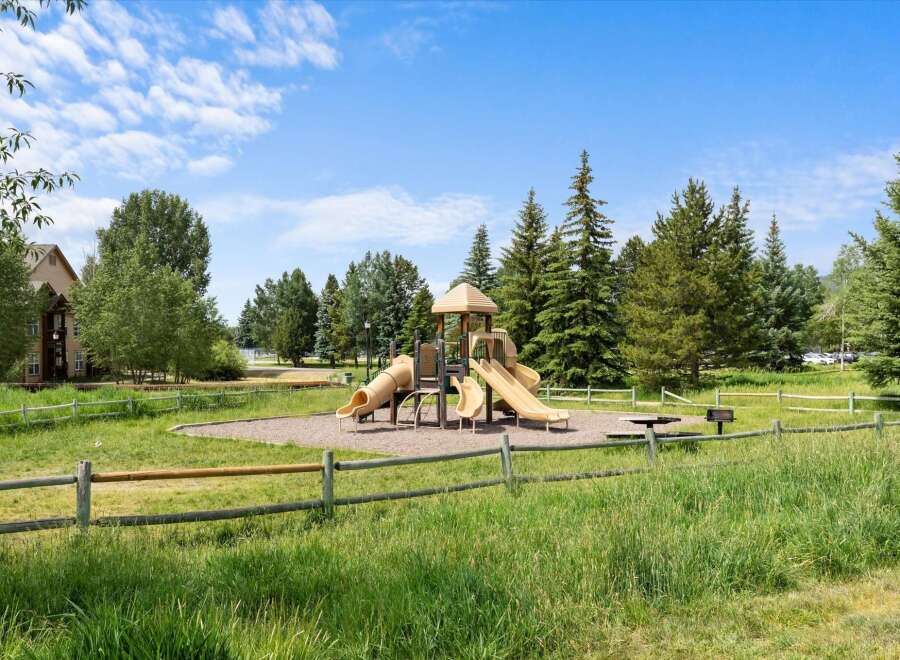Discover the charm of this inviting property, perfect for families and outdoor enthusiasts.