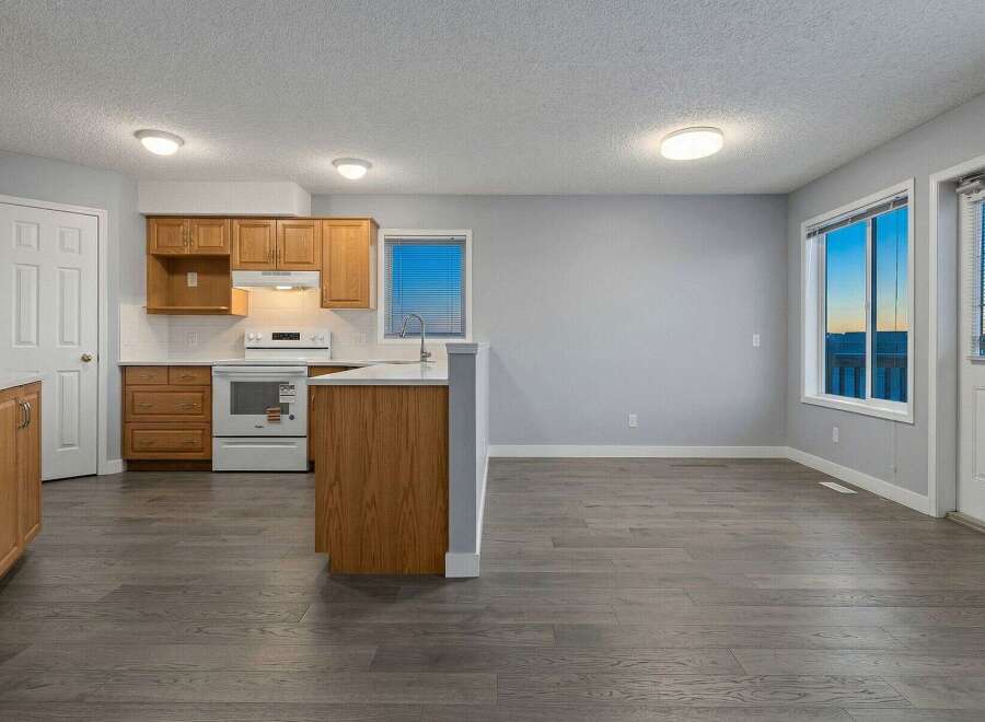 This stunning kitchen boasts beautiful wooden cabinetry and modern appliances, perfect for culinary enthusiasts.
