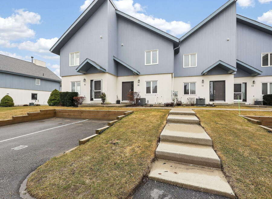 Discover this charming townhouse featuring a modern design and a prime location.