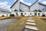 Discover this charming townhouse featuring a modern design and a prime location.