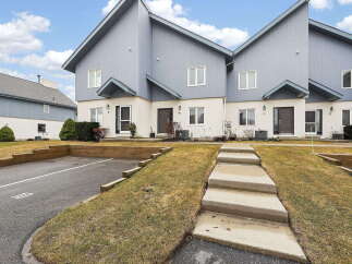 Discover this charming townhouse featuring a modern design and a prime location.