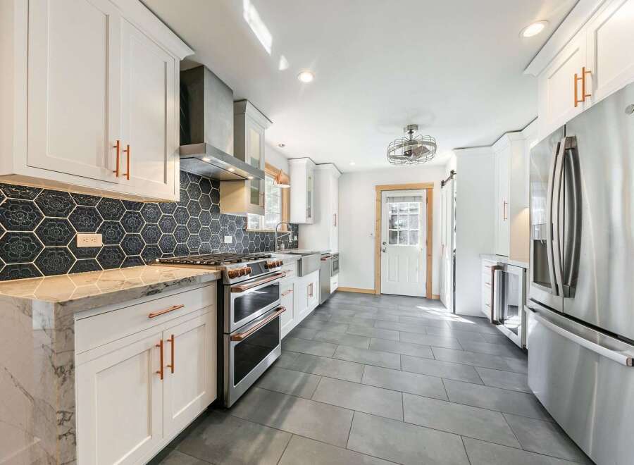 Step into this stunning kitchen, boasting modern design and high-end finishes.