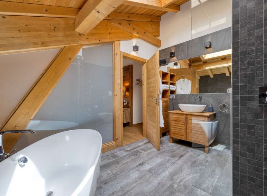 Experience luxury in this stunning bathroom featuring a modern design and high-end finishes.