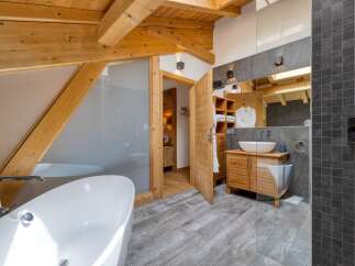 Experience luxury in this stunning bathroom featuring a modern design and high-end finishes.