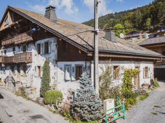Discover the charm of this stunning property, boasting traditional architecture and a picturesque setting.