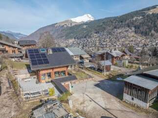 Discover a charming chalet nestled in a picturesque mountain village, offering stunning views and a tranquil atmosphere.