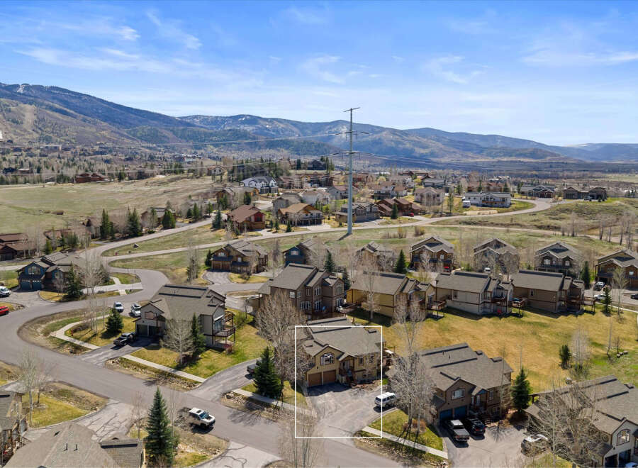 Discover luxury living in this stunning property nestled in a picturesque mountain setting.