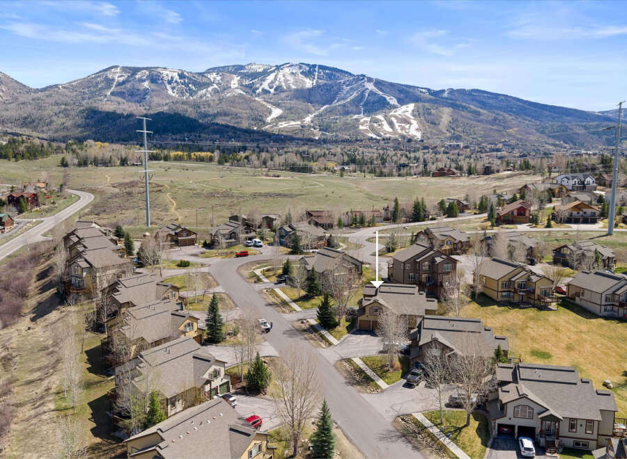 Discover your dream home in this stunning property! This beautiful residence boasts a prime location with breathtaking mountain views.