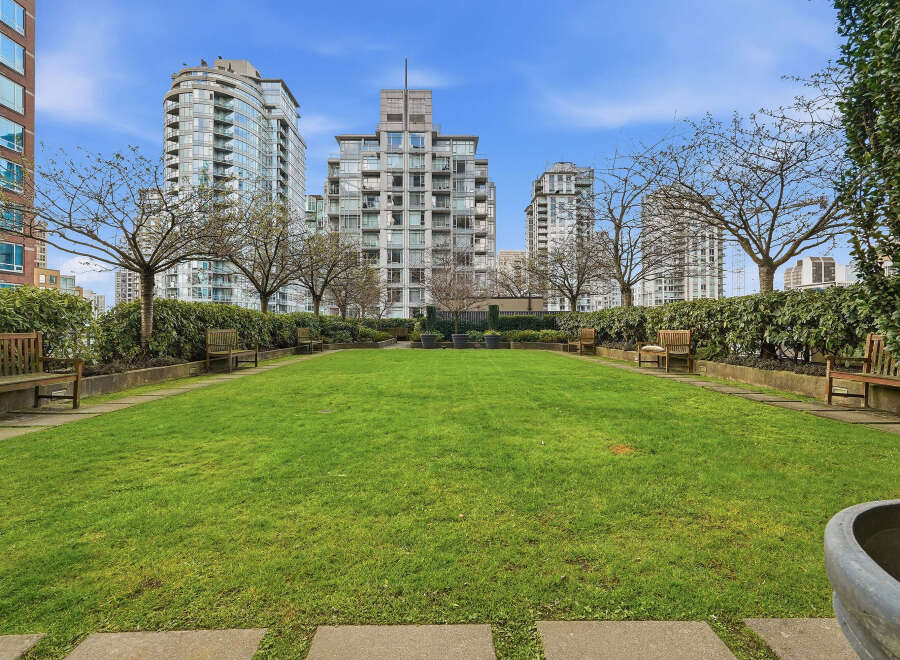 Discover urban tranquility in this stunning outdoor space.