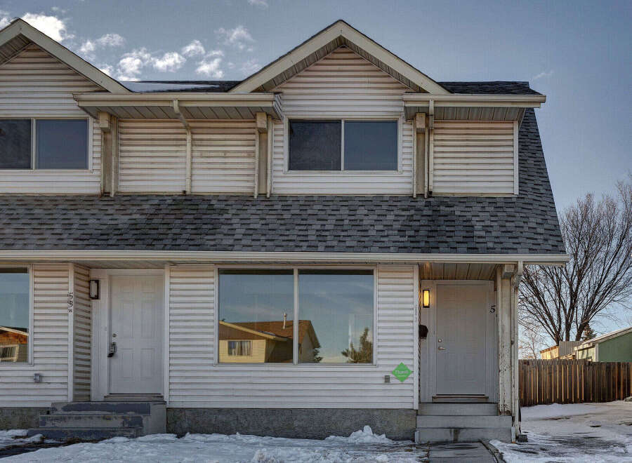 Discover this charming townhome, perfect for first-time homebuyers or investors.