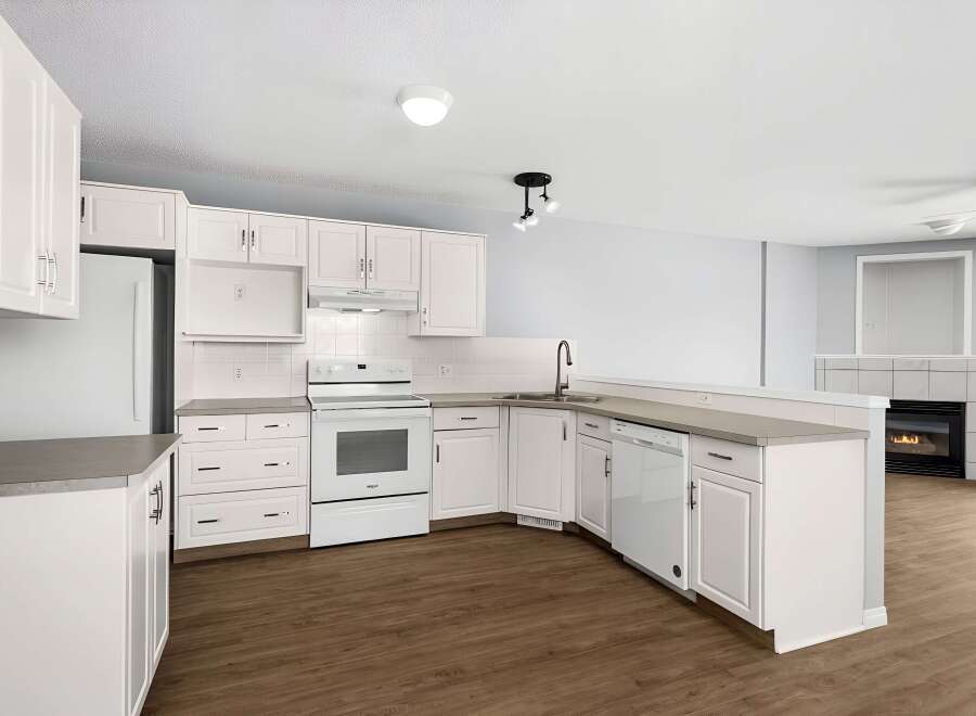 This stunning kitchen boasts bright white cabinetry, offering a clean and modern aesthetic.