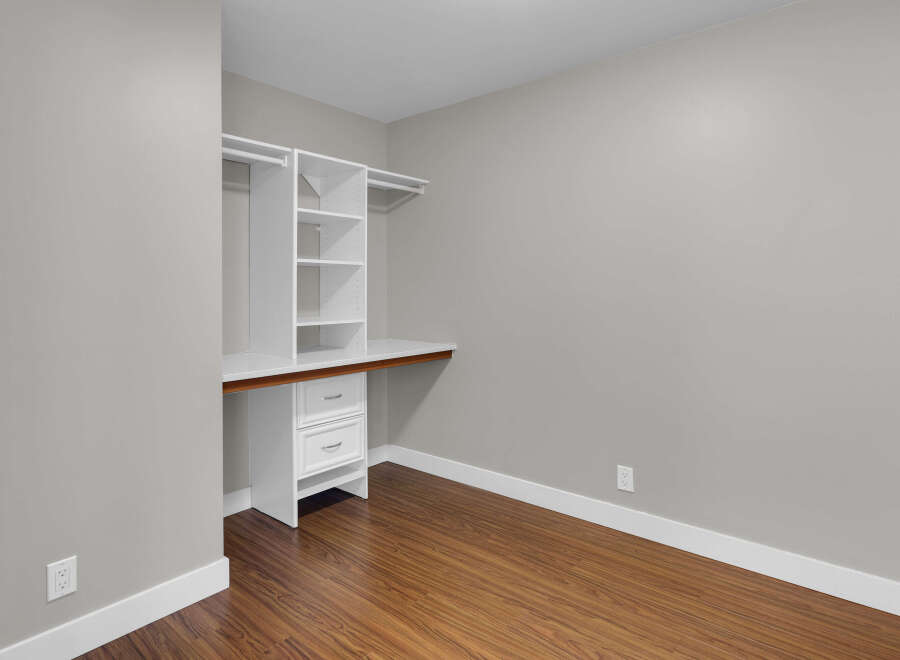 Discover the perfect blend of functionality and style in this well-designed closet space.