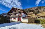 Discover a charming chalet nestled in the picturesque mountains, offering a blend of rustic charm and modern comfort.