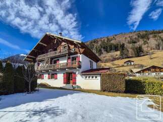 Discover a charming chalet nestled in the picturesque mountains, offering a blend of rustic charm and modern comfort.