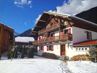 Discover the charm of this stunning chalet nestled in a picturesque mountain setting.
