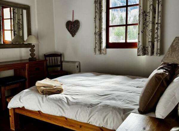 This cozy bedroom features a comfortable bed with soft linens, perfect for a relaxing stay.