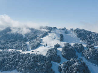 Explore the beauty of this stunning mountain property, perfect for winter enthusiasts.