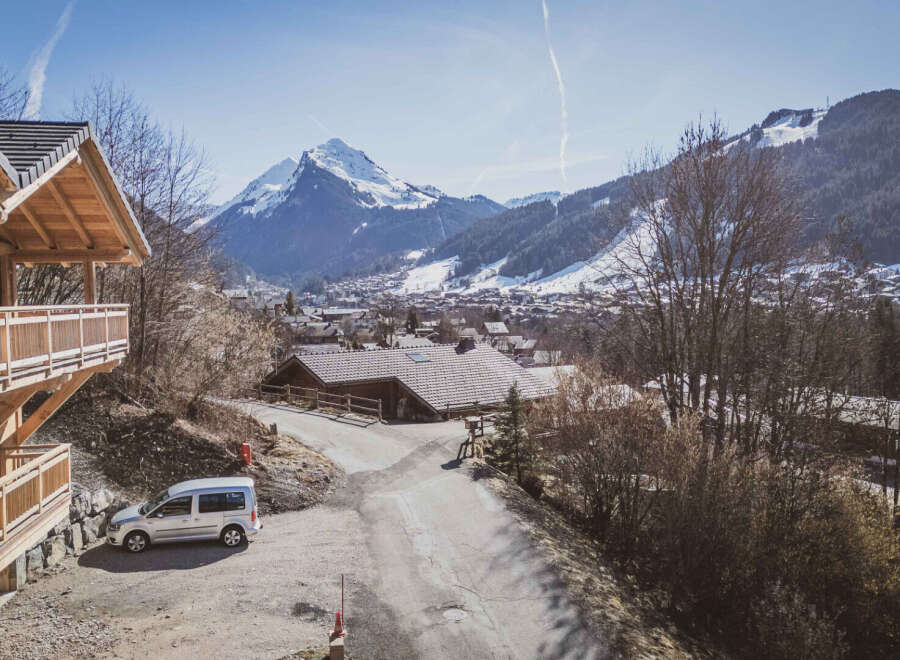 Discover the charm of this stunning mountain chalet, boasting breathtaking views of the snow-capped peaks.