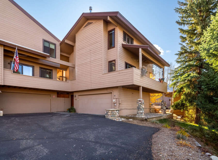 Discover this stunning property featuring a beautiful exterior and a welcoming atmosphere.