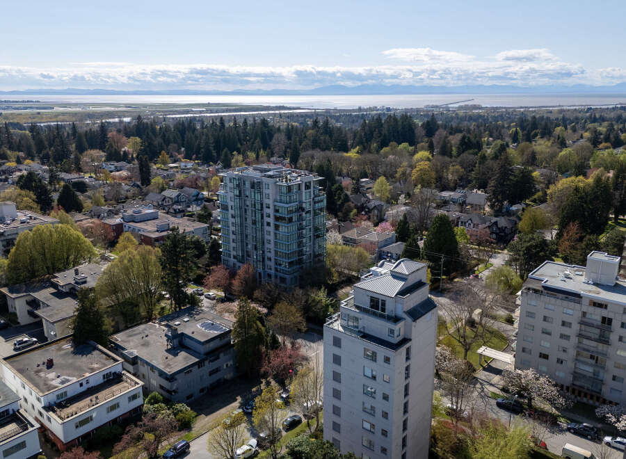Experience urban living at its finest with this stunning high-rise property.