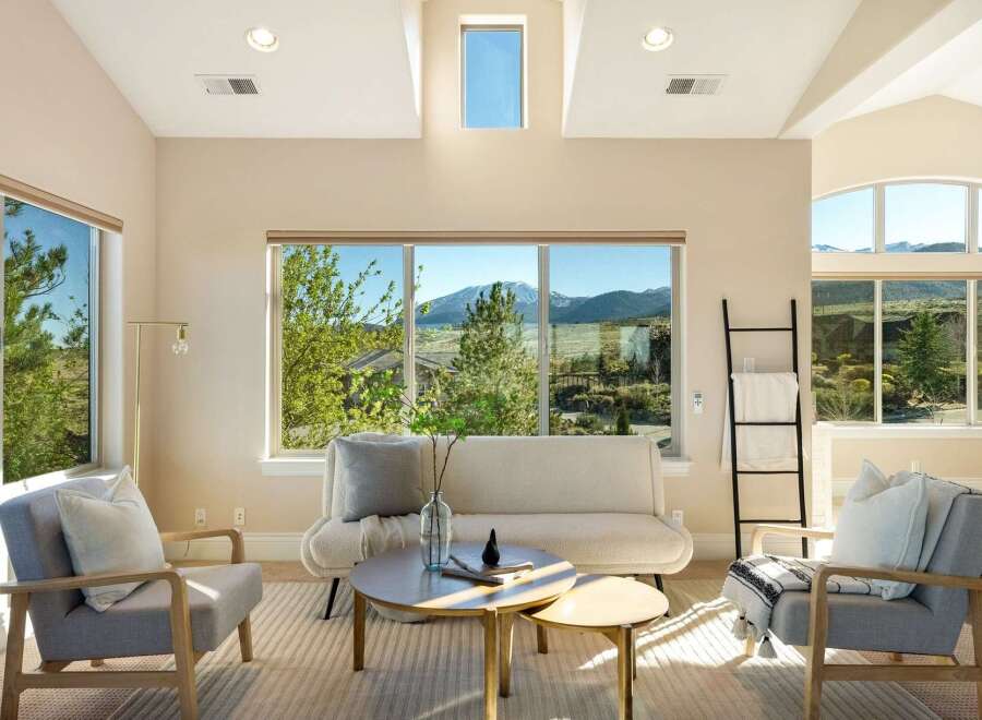 Experience luxury living in this stunning property with breathtaking mountain views.