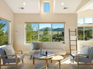 Experience luxury living in this stunning property with breathtaking mountain views.