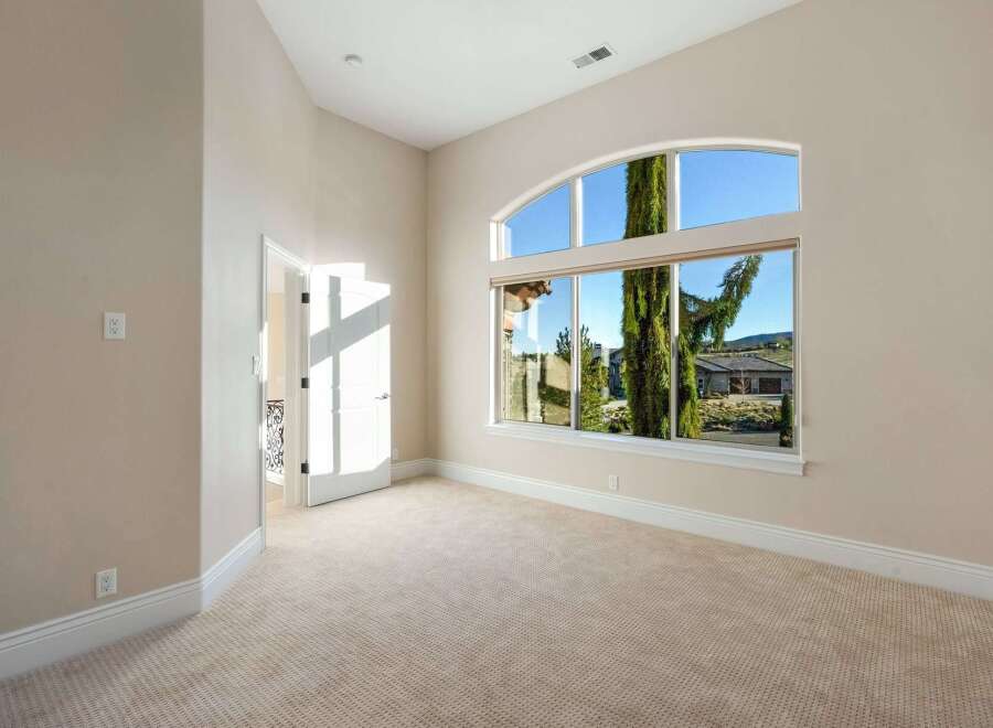 This stunning property boasts a spacious interior with an abundance of natural light.