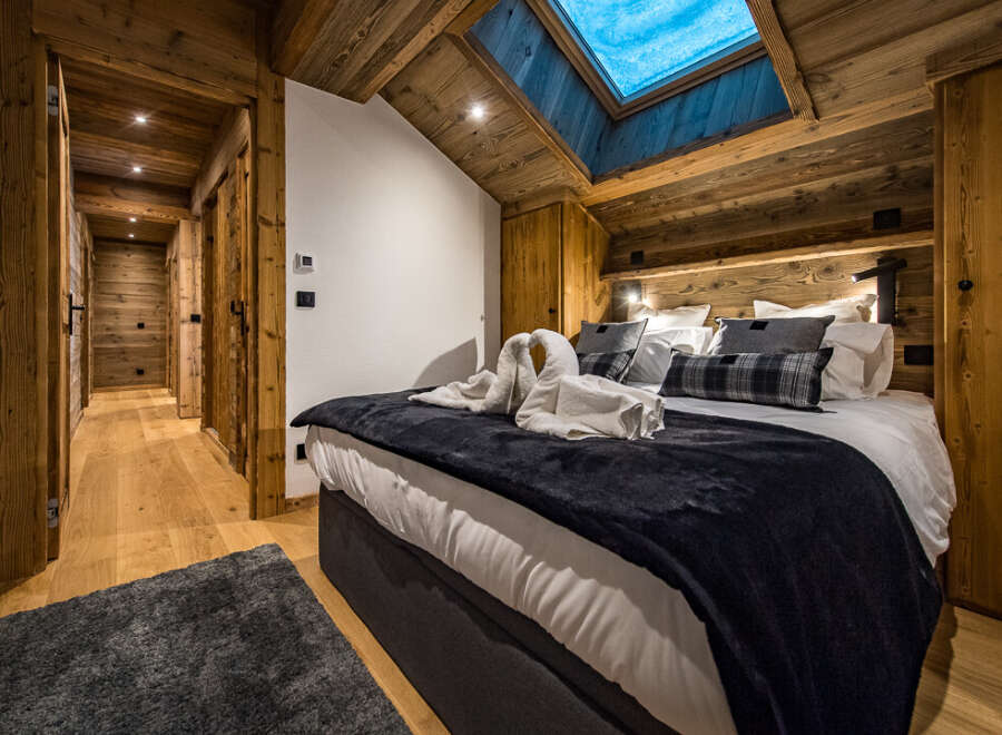 Experience the epitome of rustic elegance in this stunning bedroom.