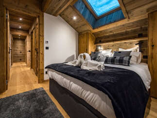 Experience the epitome of rustic elegance in this stunning bedroom.