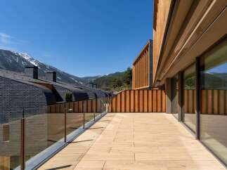 Experience luxury living with this stunning property, boasting a modern design and breathtaking mountain views.