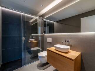 Step into modern luxury with this stunning bathroom design.